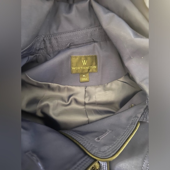 Chic and Stylish Fully lined button up belted raincoat - Picture 5 of 9